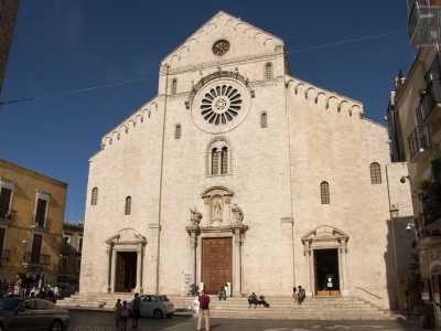 Il problema fu che nel momento in cui si and� a rimuovere le sovrastrutture (come nella Cattedrale di Bari) vennero via alcune opere originarie dell�epoca normanno-sveva, in particolare gli affreschi che ricoprivano le pareti degli spazi sacri